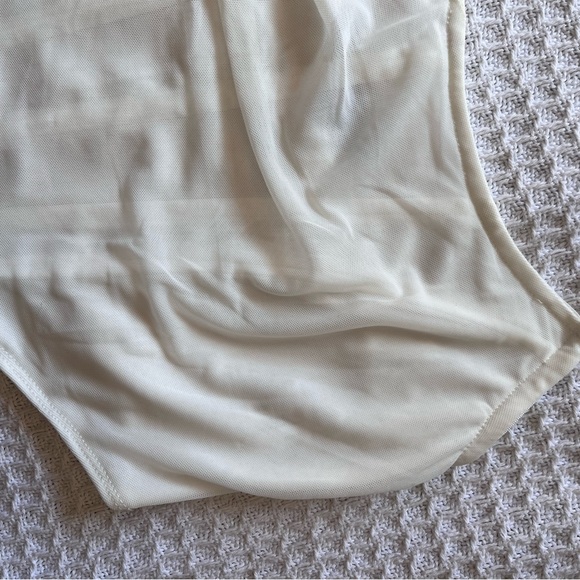 SOLD White crop top 🤍 pretty little thing - Picture 5 of 10